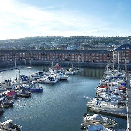 Elegant And Bright Seaside Apt In Swansea Marina Exterior foto