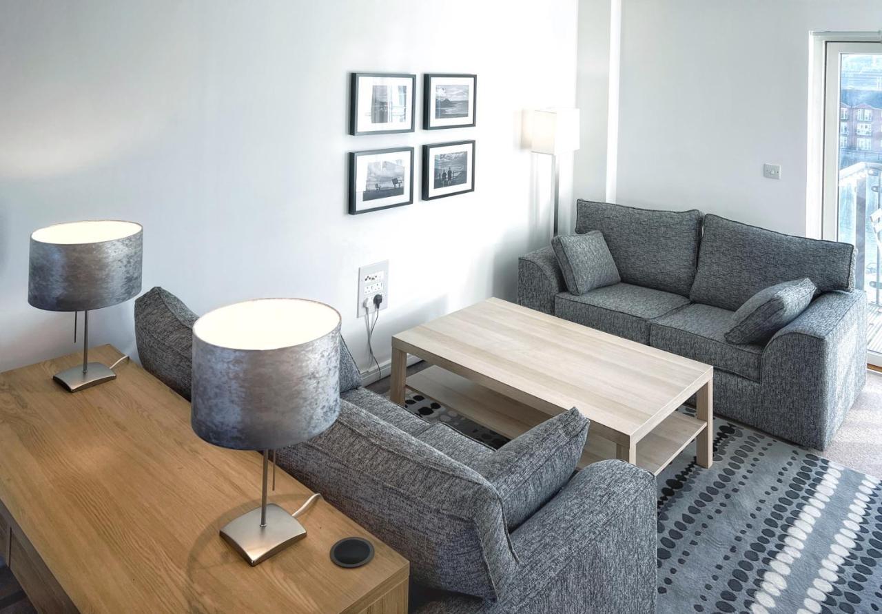 Elegant And Bright Seaside Apt In Swansea Marina Exterior foto
