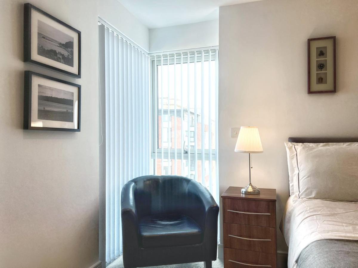Elegant And Bright Seaside Apt In Swansea Marina Exterior foto