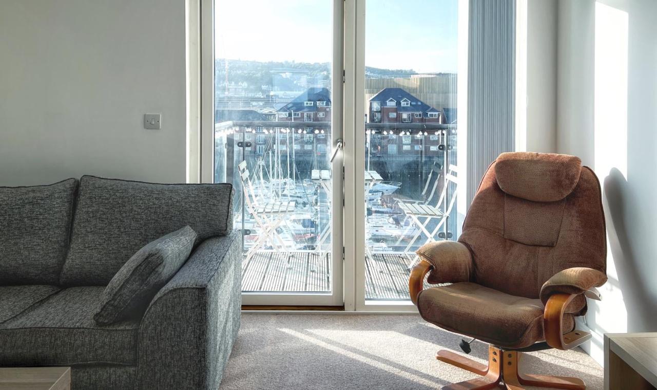 Elegant And Bright Seaside Apt In Swansea Marina Exterior foto