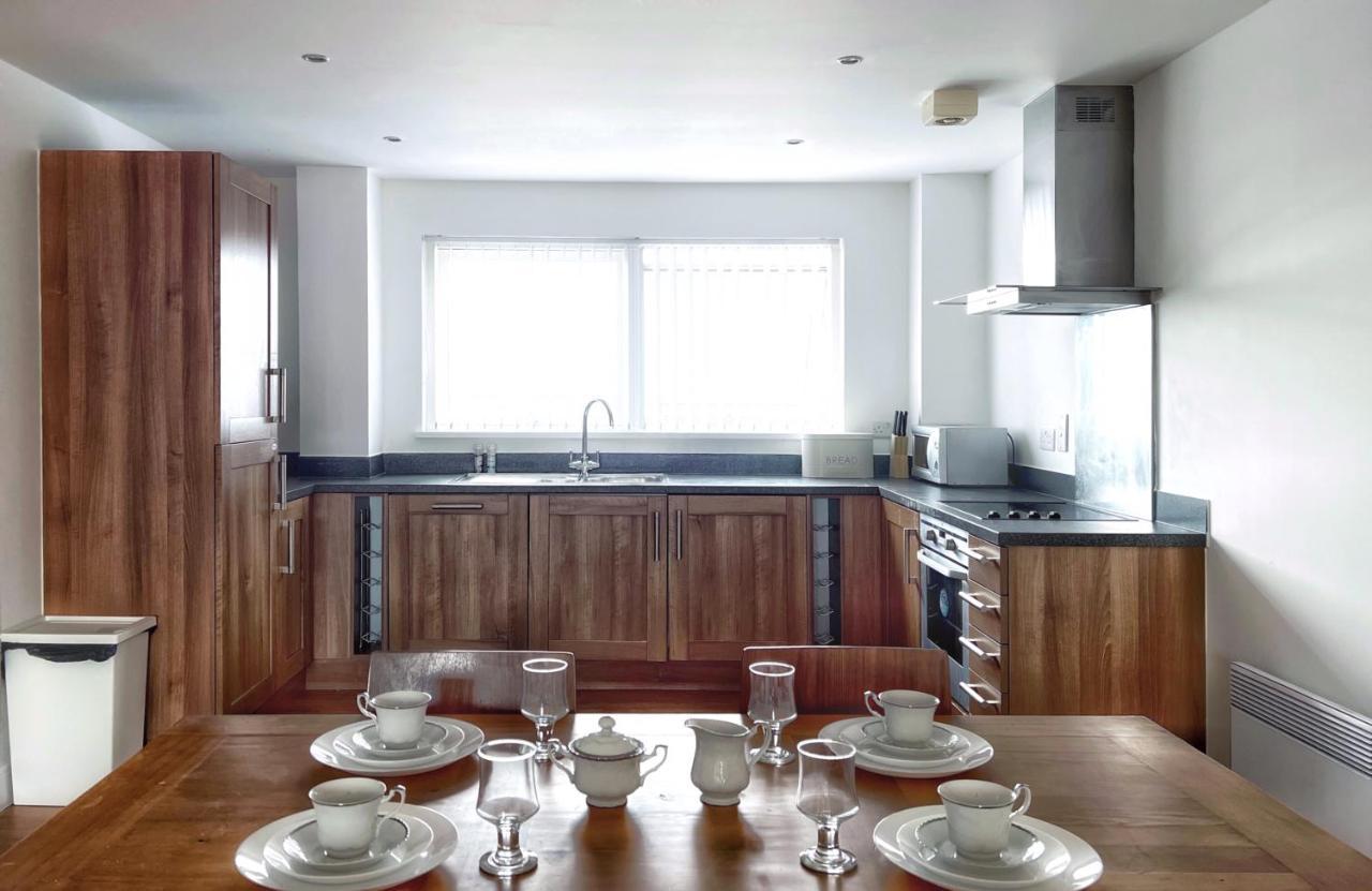Elegant And Bright Seaside Apt In Swansea Marina Exterior foto