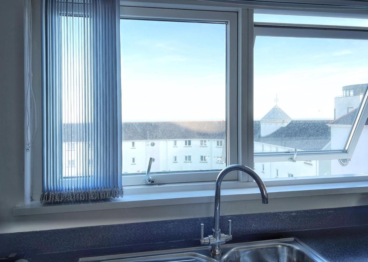 Elegant And Bright Seaside Apt In Swansea Marina Exterior foto