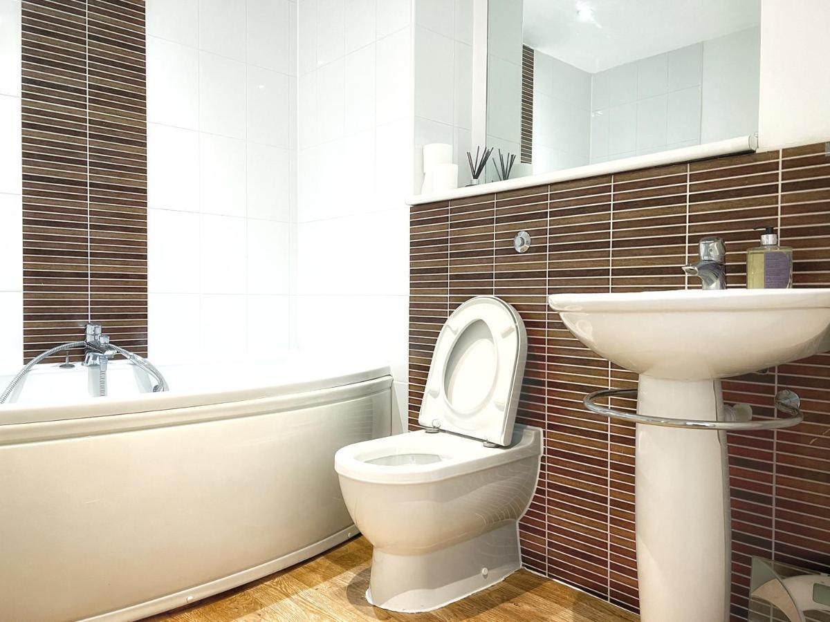 Elegant And Bright Seaside Apt In Swansea Marina Exterior foto