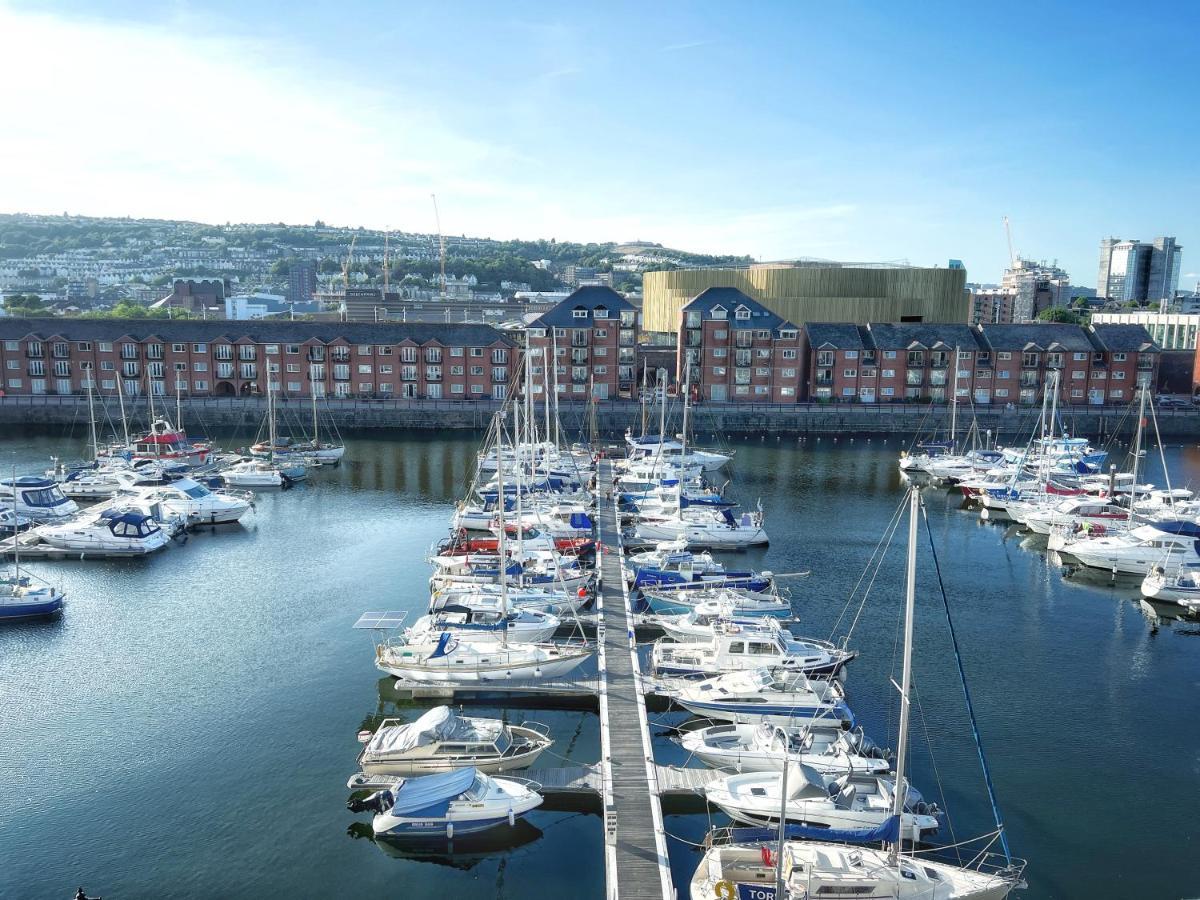 Elegant And Bright Seaside Apt In Swansea Marina Exterior foto