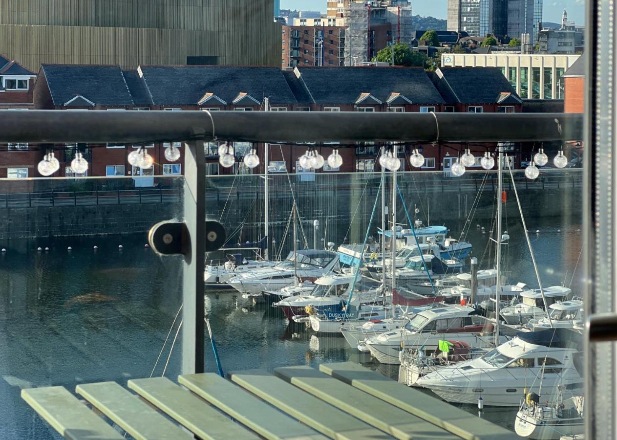 Elegant And Bright Seaside Apt In Swansea Marina Exterior foto